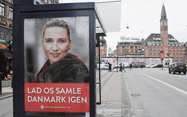 «Lasst uns Dänemark einen» steht auf dem Wahlplakat der Chefin der dänischen Sozialdemokraten, Mette Frederiksen. Sie sorgt mit einem radikalen Vorschlag zur Abschaffung des Asyls in Dänemark für Aufsehen. (Bild: Francis Joseph Dean/imago (Kopenhagen, 12. Januar 2018))