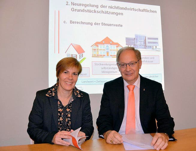 Finanzdirektor Hans Wallimann und Steuerverwalterin Marianne Nufer. (Bild Romano Cuonz)