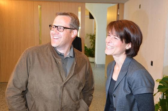 Regierungsrat Kaspar Michel und die neugewählte Petra Gössi freuen sich über das Resultat der FDP. (Bild: Harry Ziegler / Neue SZ)