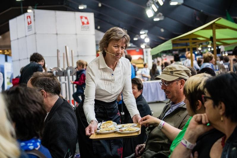 Kantonsratspräsidentin Irene Keller serviert den Besuchern an der Luga selbst gekochte Köstlichkeiten. (Bild: Roger Grütter / Neue LZ)