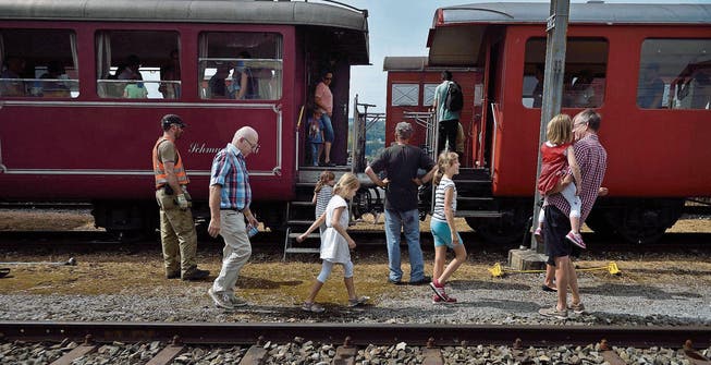 Eisenbahn-Fans am letztjährigen Remisenfest in Hochdorf. (Bild: Nadia Schärli (4. September 2016))