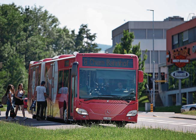 Die Buslinie 8, sie verbindet im Langlauf Rotkreuz mit Baar, wird im Dezember in drei Linien aufgeteilt. (Bild: Stefan Kaiser (Hünenberg See, 29. Mai 2017))
