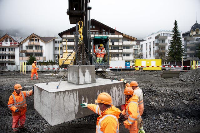 Die Bauwirtschaft im Kanton Obwalden dürfte sich in diesem Jahr etwas abschwächen. Im Bild: Die Baustelle beim Bahnhof Engelberg (Symbolbild). (Bild: Corinne Glanzmann)