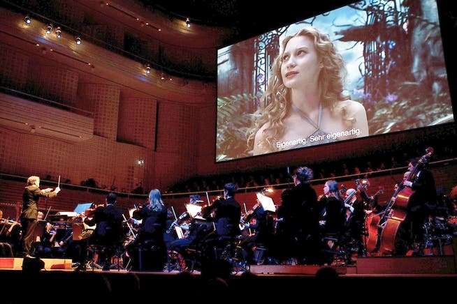 Orchester im «Wonderland»: Ludwig Wicki dirigiert zu Tim Burtons Film. (Bild Manuela Jans)