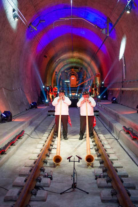 Alphornbläser bei ihrer Darbietung im längsten Eisenbahntunnel der Welt zwischen Erstfeld nach Biasca. (Bild: SIGI TISCHLER)
