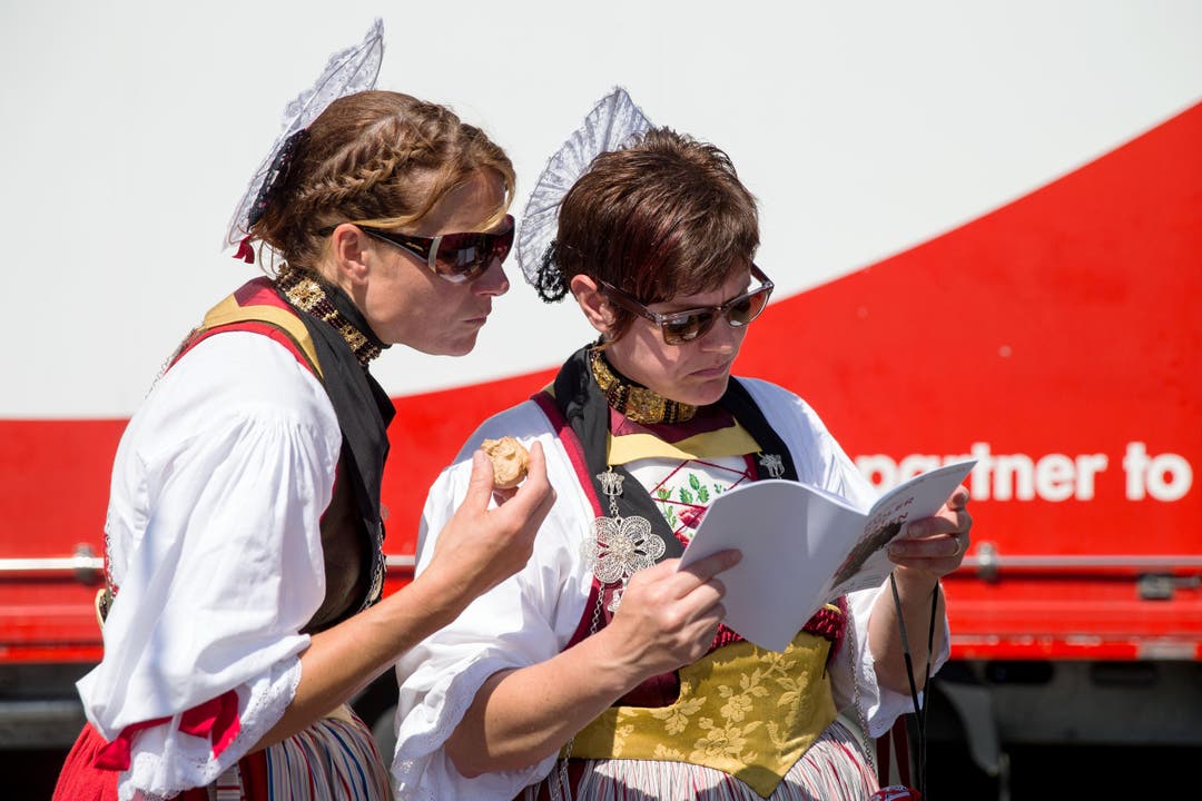 Festteilnehmerinnen betrachten ihre Resultate am Zentralschweizer Jodlerfest. (Bild: Philipp Schmidli)