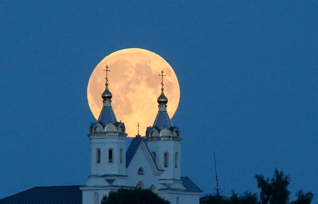 Der Supermond in Minsk, Weissrussland, am 29. August geht über einer Orthodoxen Kirche auf. (Bild: AP Photo / Sergei Grits)