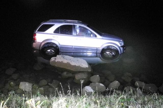 Der angetrunkene Lenker «parkierte» seinen SUV im Sihlsee. (Bild: Kapo Schwyz)