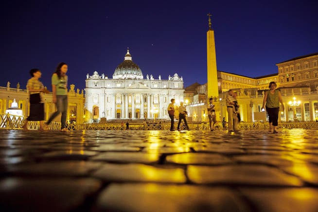 Der Petersdom in Rom bei Nacht: Ein Grossteil der Geschäfte des Vatikans liegt nach wie vor im Dunkeln. (Bild: Getty/Thomas Trutschel)