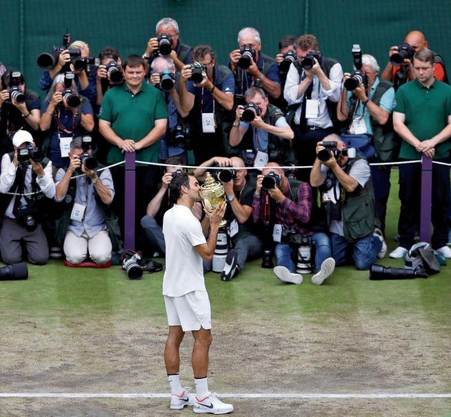 Holt 2017 zwei der vier Grand-Slam-Pokale: Roger Federer in Wimbledon (links) und beim Australian Open in Melbourne (rechts). (Bilder: John Walton und Lukas Coch/EPA)