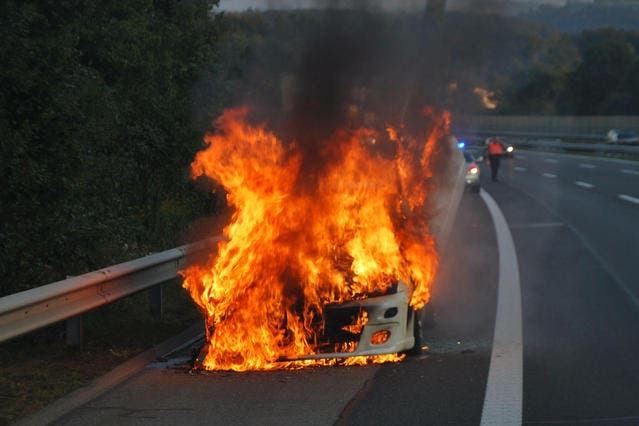 Das Auto war nicht mehr zu retten - es brannte komplett aus. (Bild: Luzerner Polizei)