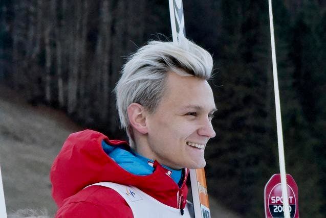 Daniel Huber kann sich freuen: Der Skispringer gewinnt den Continental Cup in Engelberg und sichert sich einen Startplatz an der Vierschanzen-Tournee. (Bild: pd)