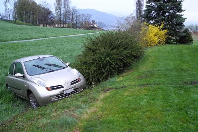 Der Autofahrer blieb mit seinem Fahrzeug an der Böschung stecken. (Bild Kantonspolizei Schwyz)