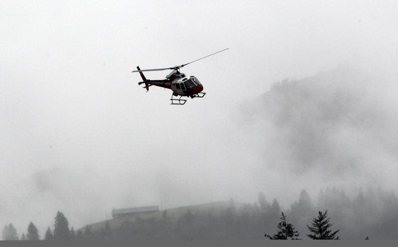 Ein Polizei-Helikopter kreist über der Ibergeregg. (Bild: Keystone)