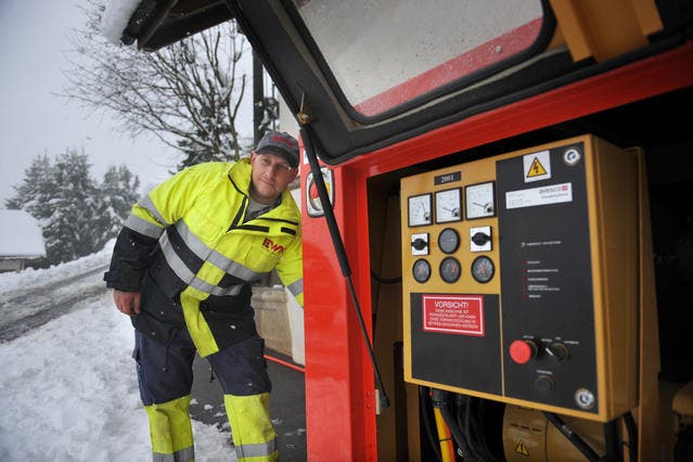 Roland Gabriel vom Elektrizitätswerk Nidwalden behebt grade einen Stromunterbruch. (Bild Corinne Glanzmann/Neue NZ)