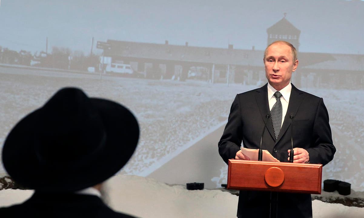 Vladimir Putin während der Zeremonie im jüdischen Museum in Moskau. Die rote Armee befreite am 27. Januar 1945 7000 Gefangene in Auschwitz. (Bild: Keystone)
