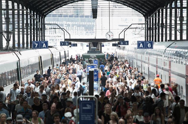 Fahrgäste am Bahnhof Luzern (Symbolbild). (Bild: Manuela Jans / Neue LZ)