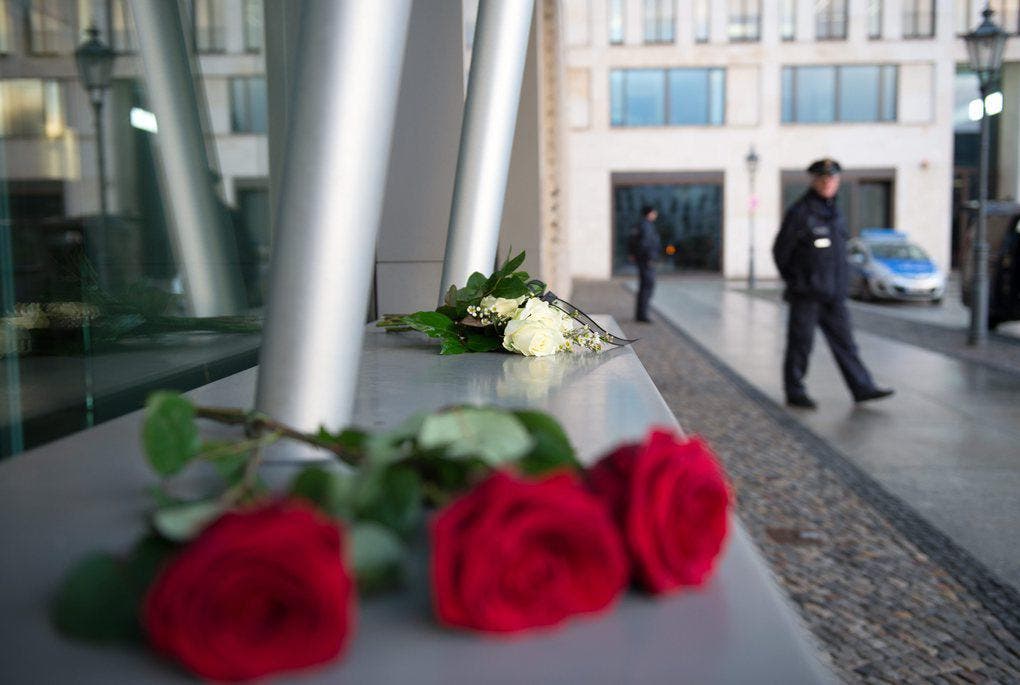 Vor der französischen Botschaft in Berlin haben Menschen Rosen hingelegt. (Bild: Keystone)