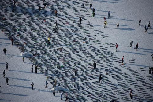Ob da jeder Läufer seine Skier wieder gefunden hat? (Bild: Swiss-Image / Remy Steinegger)