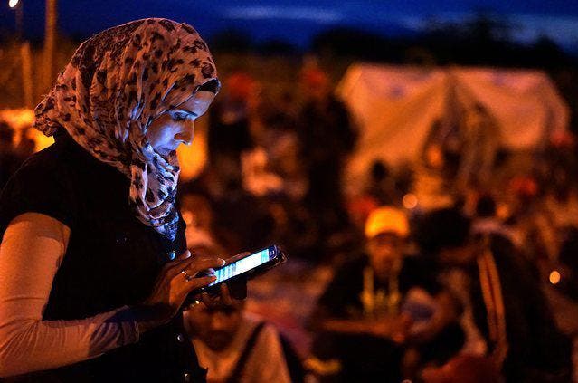 Unentbehrliches Smartphone: Flüchtlinge tauschen unterwegs übers Internet wichtige Informationen aus. (Bild: EPA/Nake Batev)