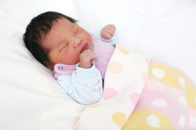 Das erste Baby 2017 im Spital Schwyz: Das Mädchen Tenzin. (Bild: Spital Schwyz)