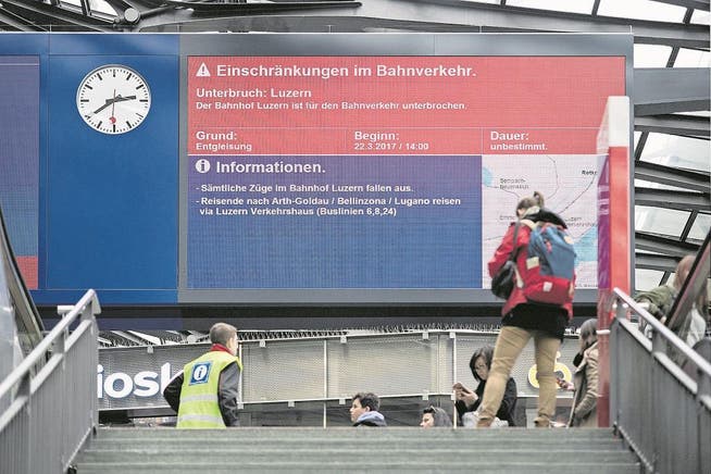 Im Luzerner Bahnhof läuft gar nichts mehr. (Bild: Pius Amrein (22. März 2017))