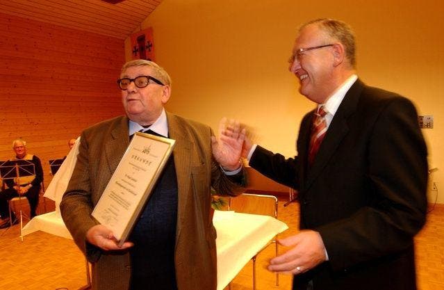 Hugo Loetscher (links) mit Gemeindepräsident Gody Studer bei der Verleihung des Ehrenbürgerrechts im Dezember 2004. (Bild Eveline Bachmann/Neue LZ)