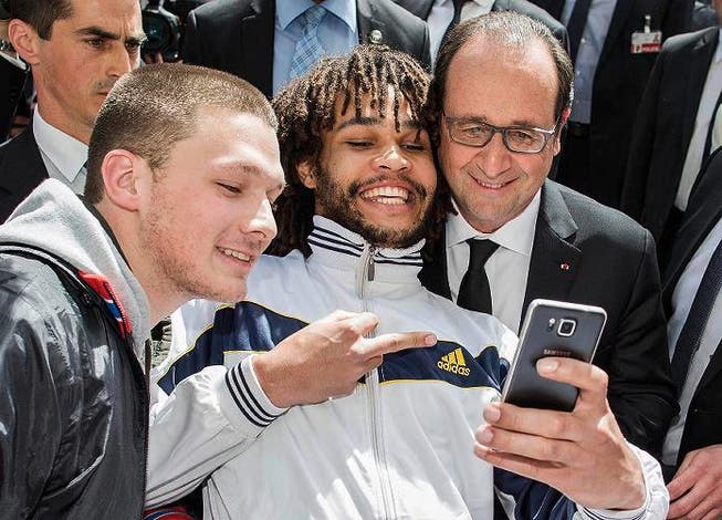 Der Berner Selfie-Knipser mit François Hollande (rechts). (Bild: Keystone/Thomas Hodel)