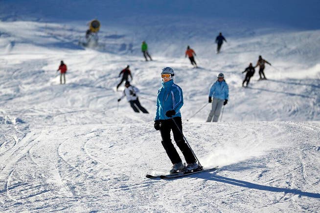 Skifahrer auf einer Piste oberhalb von Sörenberg. (Bild Philipp Schmidli)