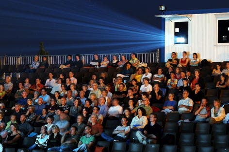 Blick auf die Zuschauertribüne des Zuger Open-Air-Kinos. (Bild Christof Borner-Keller/Neue ZZ)