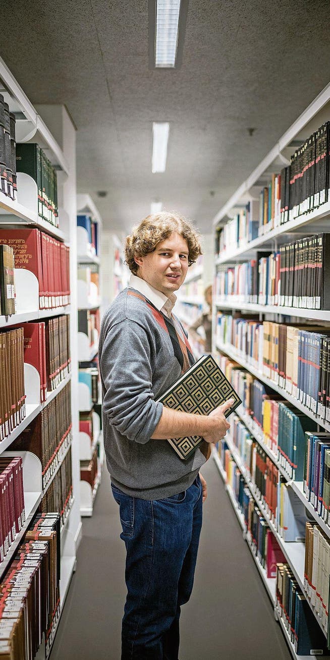 Masterabsolvent Dominik Bucher in der Bibliothek der Universität Luzern. (Bild: Roger Grütter (Luzern, 29. September 2017))
