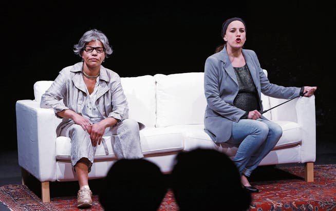 Ein Sofa ist alles, was es für das Stück «Abgesang» braucht. Agnes Lampkin (links) und Newa Grawit inszenieren Momentaufnahmen aus ihrem Leben. (Bild: Werner Schelbert (Zug, 12. Mai 2017))