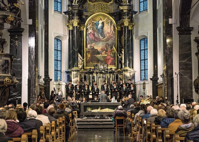 Jodlerin Nadja Räss (links), die Luzerner Sängerknaben und das Orchester Santa Maria in der Pfarrkirche Sachseln. (Bild: Roger Grütter)
