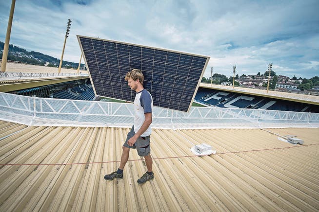 Geht es nach der GLP, müssten mehr Fotovoltaik-Anlagen installiert werden, wie hier bei der Swisspor-Arena. (Bild: Pius Amrein (Luzern, 2. August 2016))