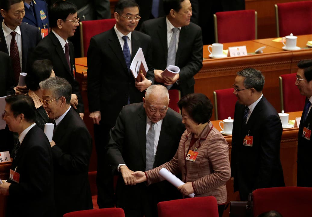 Hong Kongs ehemaliger Chief Executive Tung Chee-hwa (Mitte) im Gespräch mit einem Delegierten nach der Eröffnungssitzung. (Bild: Andy Wong)