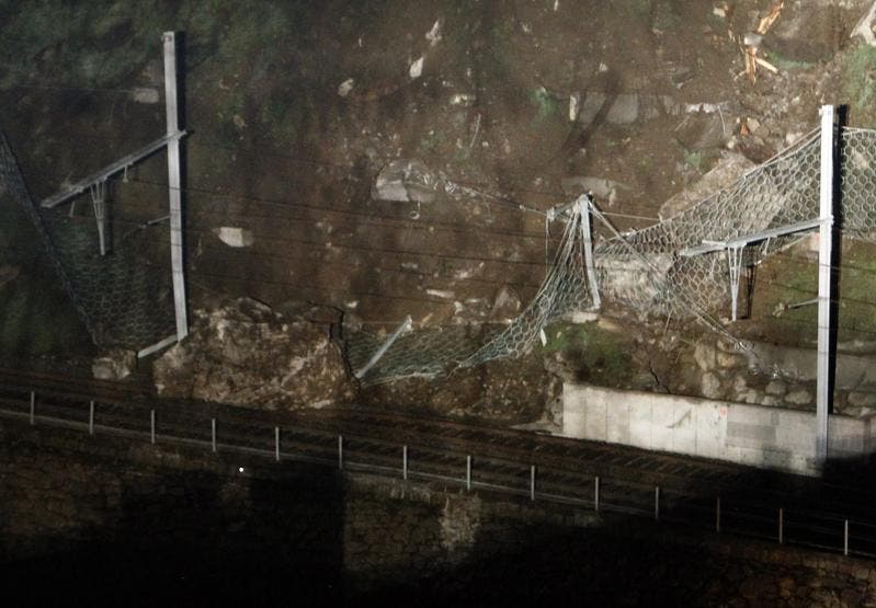 Ein Steinschlag hat am 14. November bei Gurtnellen die Gotthard-Eisenbahnstrecke unterbrochen. (Bild: Keystone)