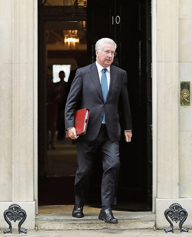Michael Fallon, hier beim Verlassen des britischen Regierungssitzes, ist nach Vorwürfen der sexuellen Belästigung als Verteidigungsminister zurückgetreten. (Bild: Getty/Dan Kitwood (London, 24. Oktober 2017))