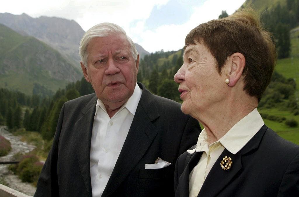 Hannelore (Loki) Schmidt und Alt-Bundeskanzler Helmut Schmidt auf einem kurzen Spaziergang, aufgenommen am Freitag, 1. August 2003, in Samnaun, Graubünden. Helmut Schmidt hielt damals in Samnaun die 1. August-Festrede. (Bild: Keystone)