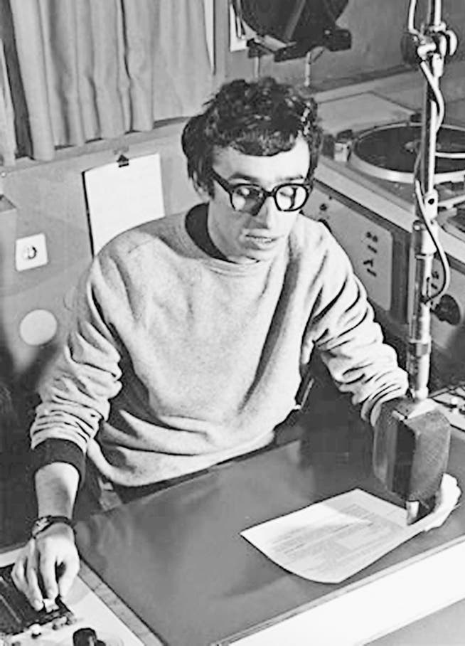 Da hiess die Sendung «Bestseller auf dem Plattenteller»: Alexander Felix 1969 im Radiostudio. (Bild: SRF)