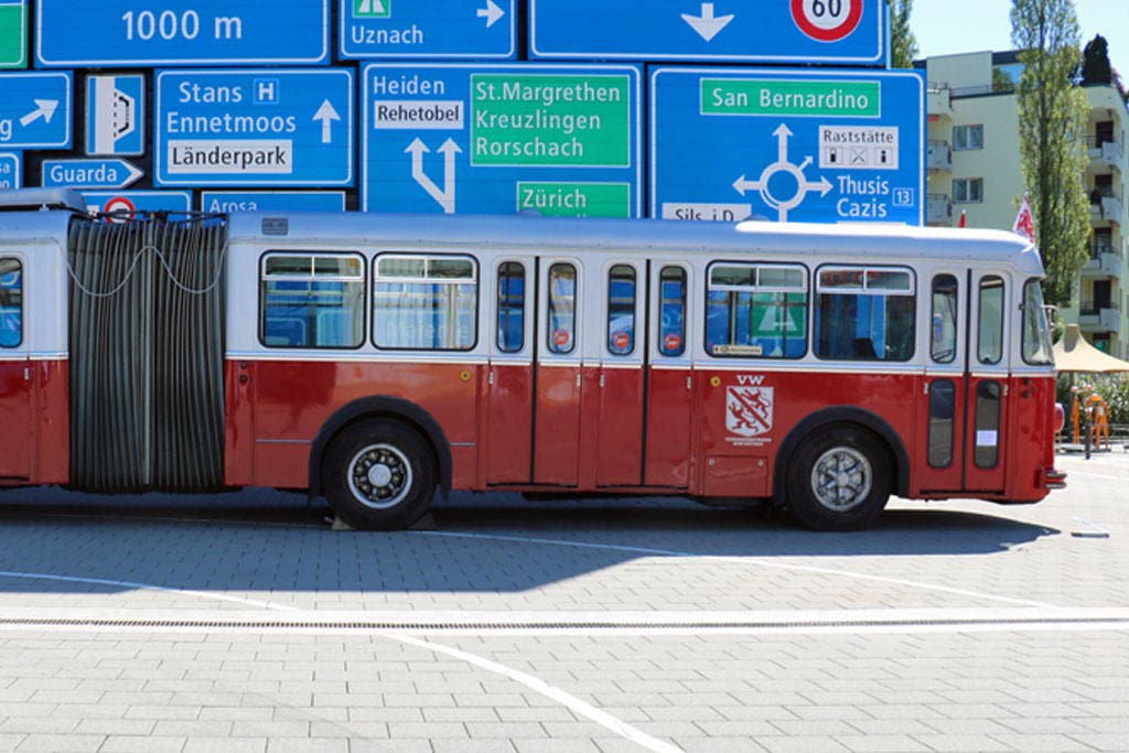 Nachdem sich das Winterthurer Stimmvolk gegen den Anhängerbetrieb entschieden hatte, kamen 1958 die ersten Gelenktrolleybusse in Betrieb - die ersten in der Schweiz. (Bild: Valentin Bachmann)
