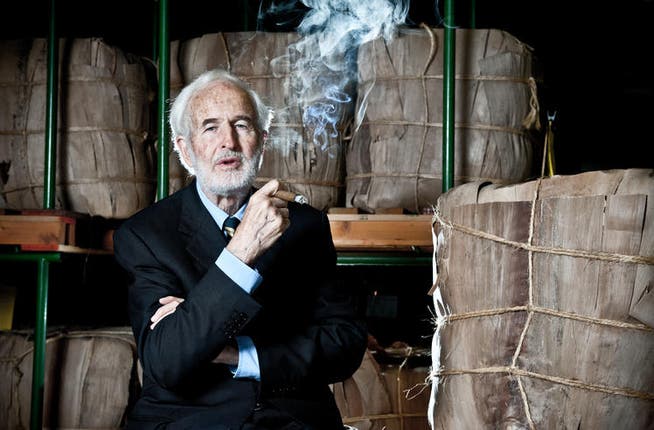 Ein Leben für den Tabak: Heinrich Villiger, geboren am 30. Mai 1930, im Tabaklager in Pfeffikon. (Bild Boris Bürgisser)