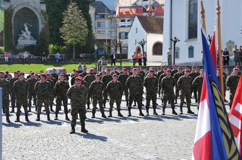 8. April: Empfang des heimgekehrten 23. Swisscoy-Kontingent auf dem Stanser Dorfplatz. (Bild: Matthias Piazza/Neue NZ)