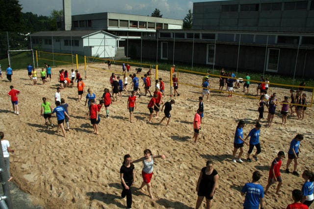 Die Willisauer Kantonsschüler eröffnen das neue Beachvolley-Feld. (Bild: PD)
