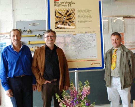 Viel Engagement für den Bienenlehrpfad (von links): Hans Räber, Gerhard Fasolin und Beat Bachmann. (Bild Ursula Spillmann/Neue SZ)