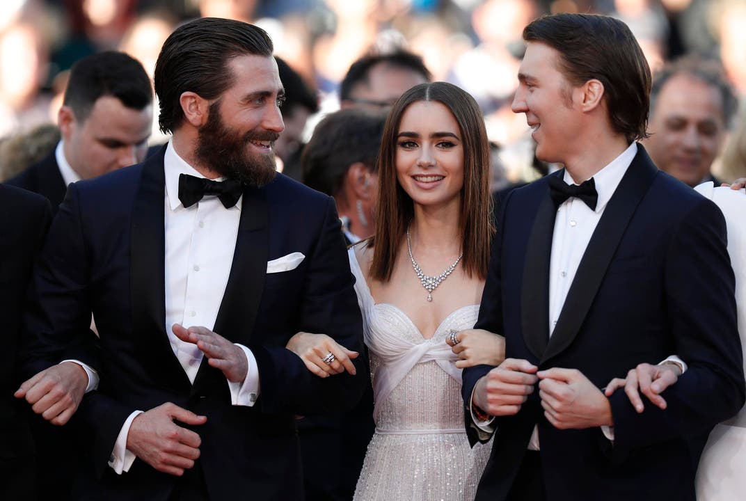 Der amerikanische Schauspieler Jake Gyllenhaal (links), die britische Schauspielerin Lily Collins (mitte) und Schauspieler Paul Dano machen Werbung für ihren Film "Okja", der gleichzeitig mit dem Kinostart auf Netflix gestreamt wird. Während der Premiere in Cannes wurde der Film deshalb zunächst ausgebuht. (Bild: EPA/Ian Langsdon)