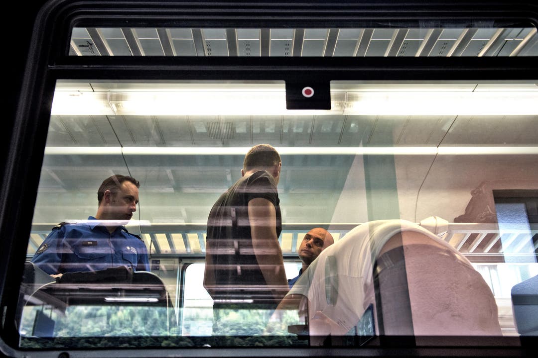 Nach Stichkontrollen im Zug werden Verdächtige Reisende abgeführt und an der Grenzwachtstelle untersucht. (Bild: Nadia Schärli (Neue LZ))