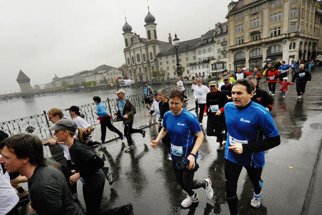 Läufer überqueren beim diesjährigen Luzerner Stadtlauf die Reussbrücke. (Bild: Boris Bürgisser / Neue LZ)