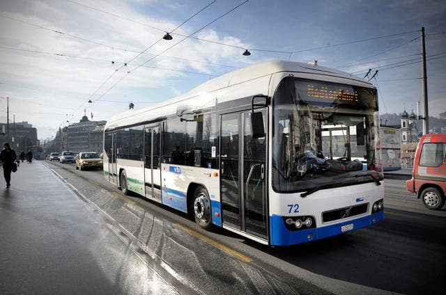 4. Februar: Die Verkehrsbetriebe Luzern (VBL) präsentieren den ersten Hybrid-Dieselbus. (Bild: Pius Amrein/Neue LZ)