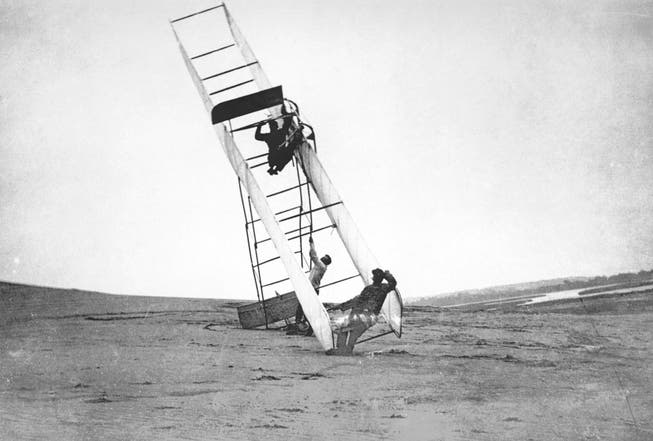 Ohne Fehlversuche wie diese Bruchlandung von 1911 hätte der Mensch wohl nie fliegen gelernt: Die Gebrüder Wright, Luftfahrtpioniere, scheiterten bei ihren Versuchen, fliegen zu lernen, immer wieder. (Bild: Keystone/US Air Force)