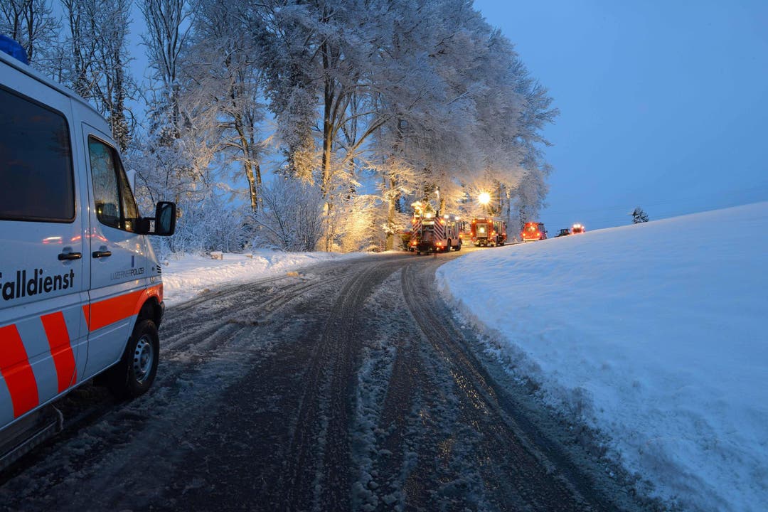 Geuensee: Am frühen Donnerstagmorgen ist ein Autofahrer auf einer schneebedeckten Strasse inen Abhang hinunter geschlittert. (Bild: Luzerner Polizei)